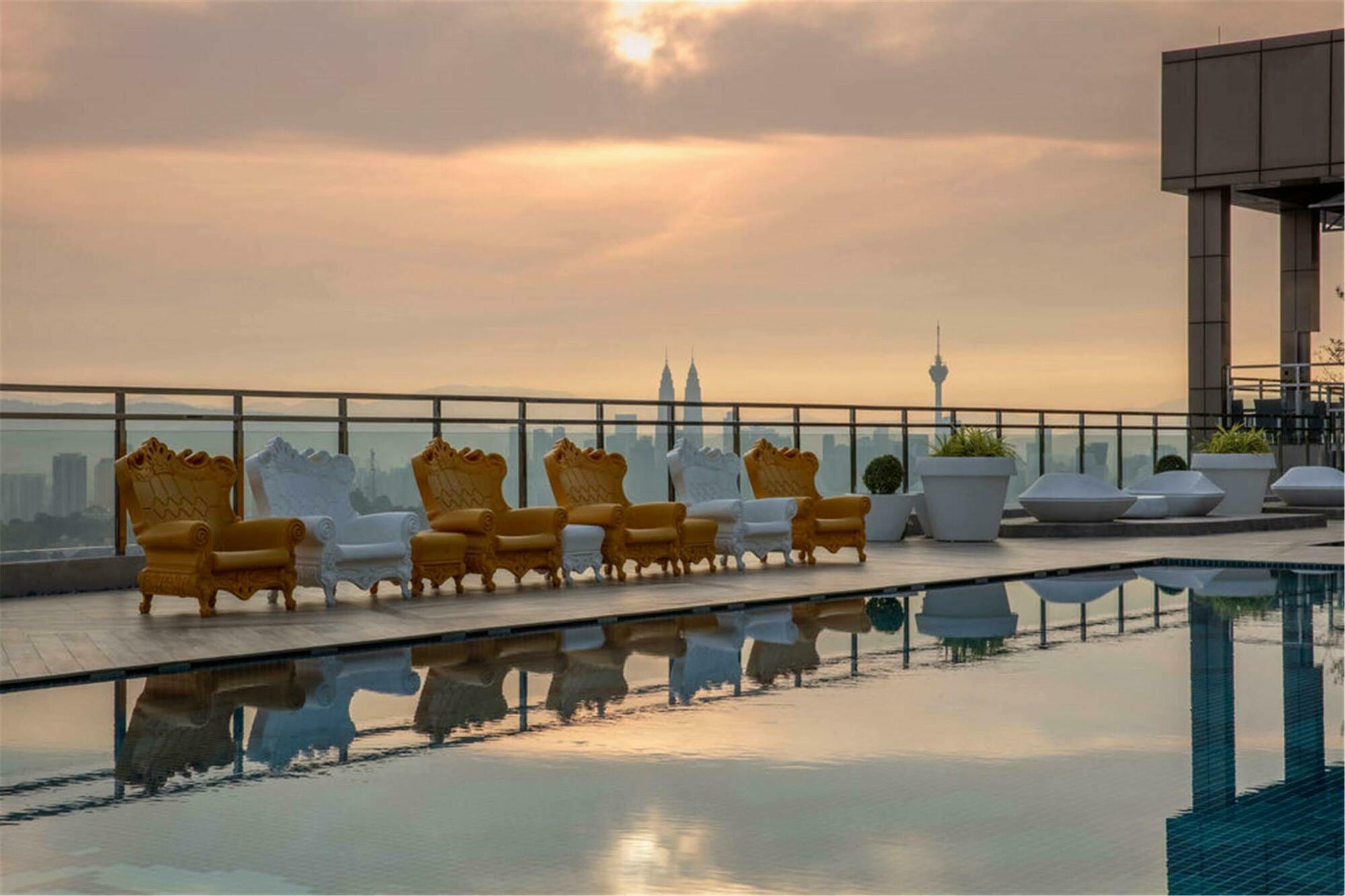 ดอร์เซต ฮาร์ตามัส กัวลาลัมเปอร์ Hotel ภายนอก รูปภาพ The rooftop pool at the hotel